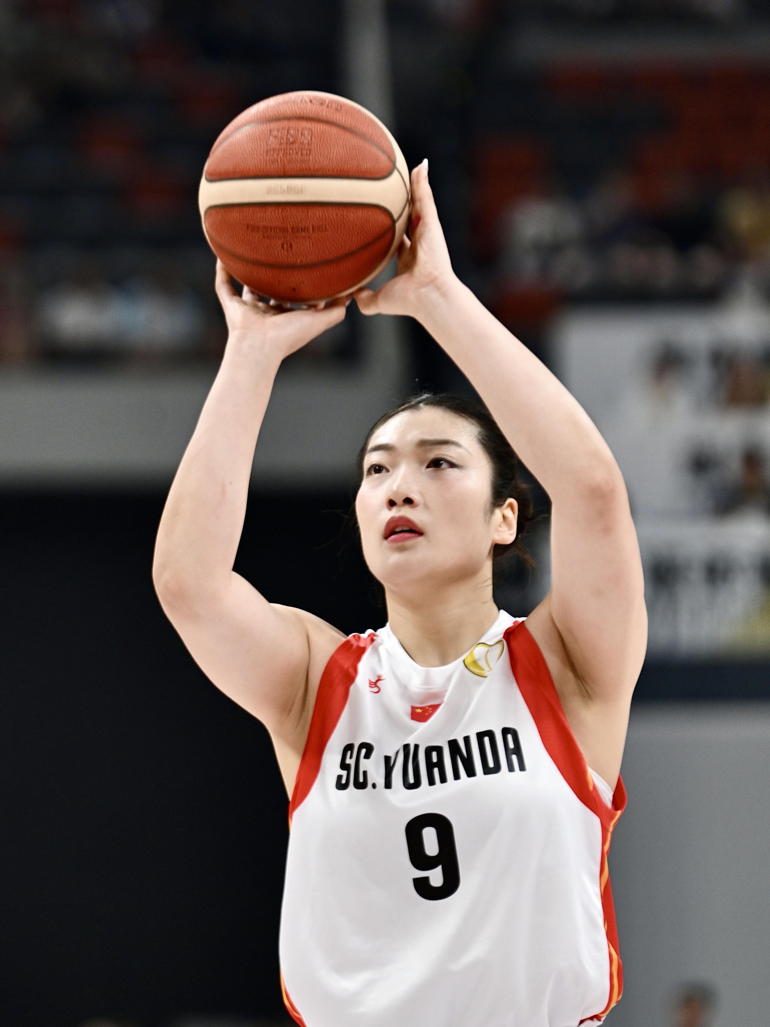 四川女篮在场上拼尽全力，赢得精彩比赛