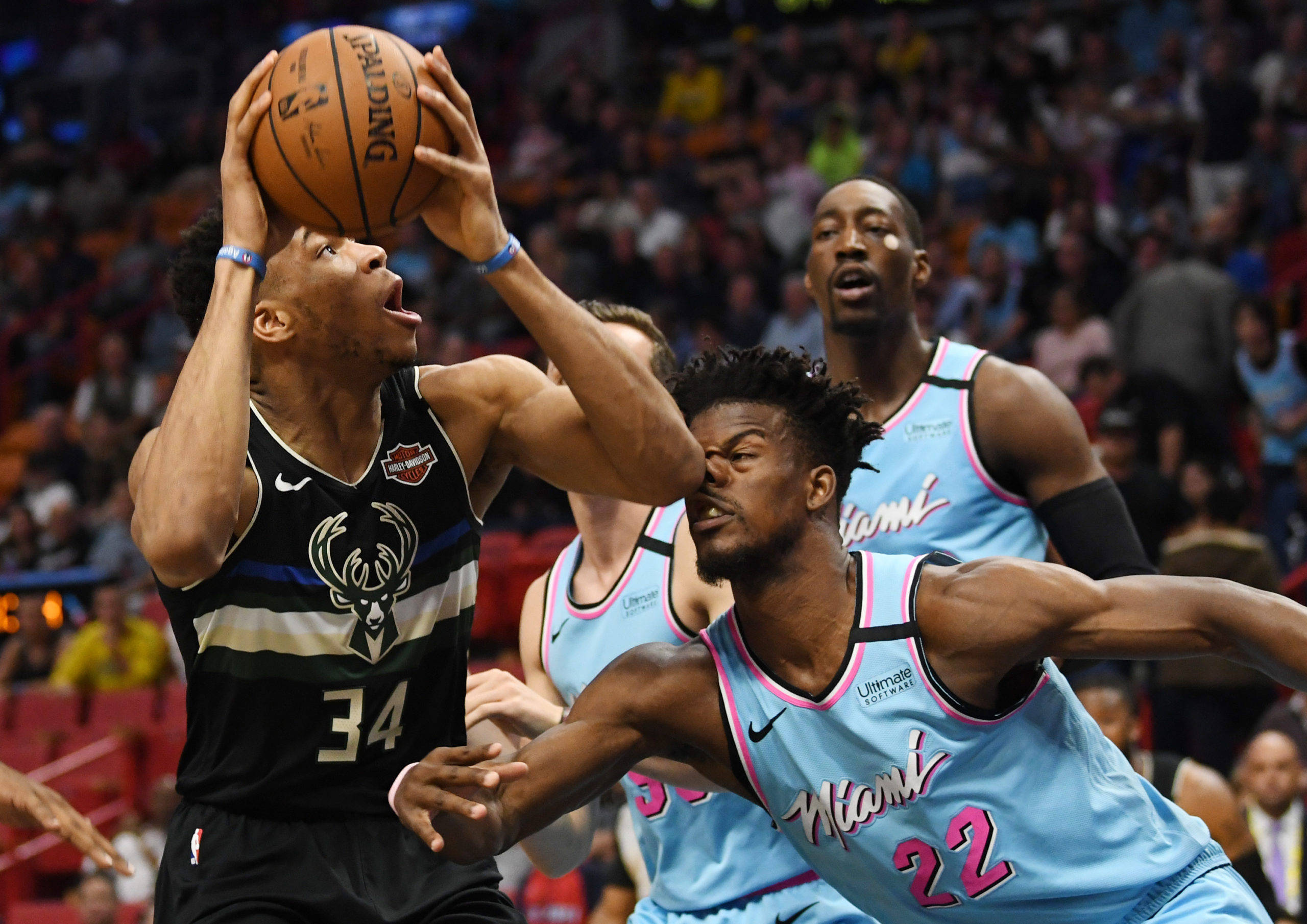 包含NBA激烈角逐东部西部强队争霸精彩维持不减的词条