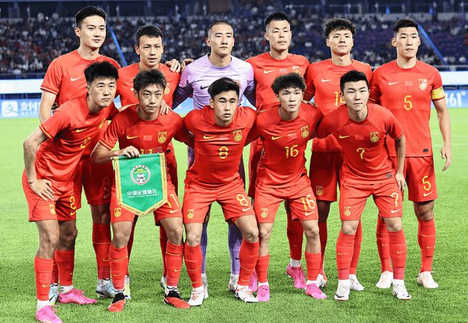 国际足球比赛中中国队表现出色，吸引眼球