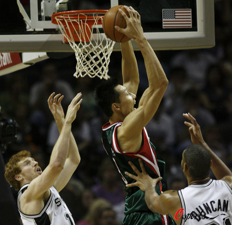 掘金鏖战马刺，易建联带队取胜