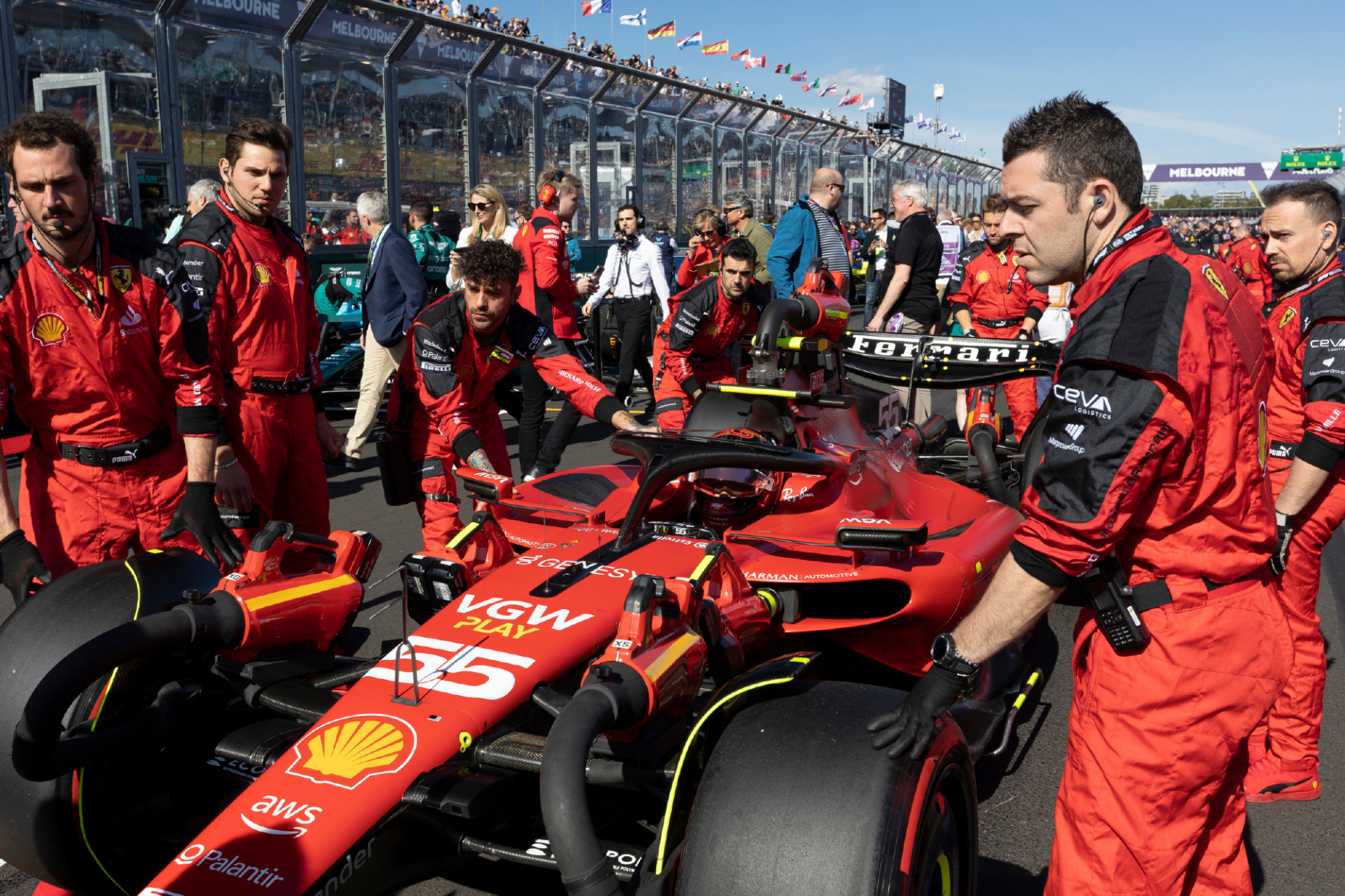 红牛二队逆转法拉利，塞恩斯带队取胜