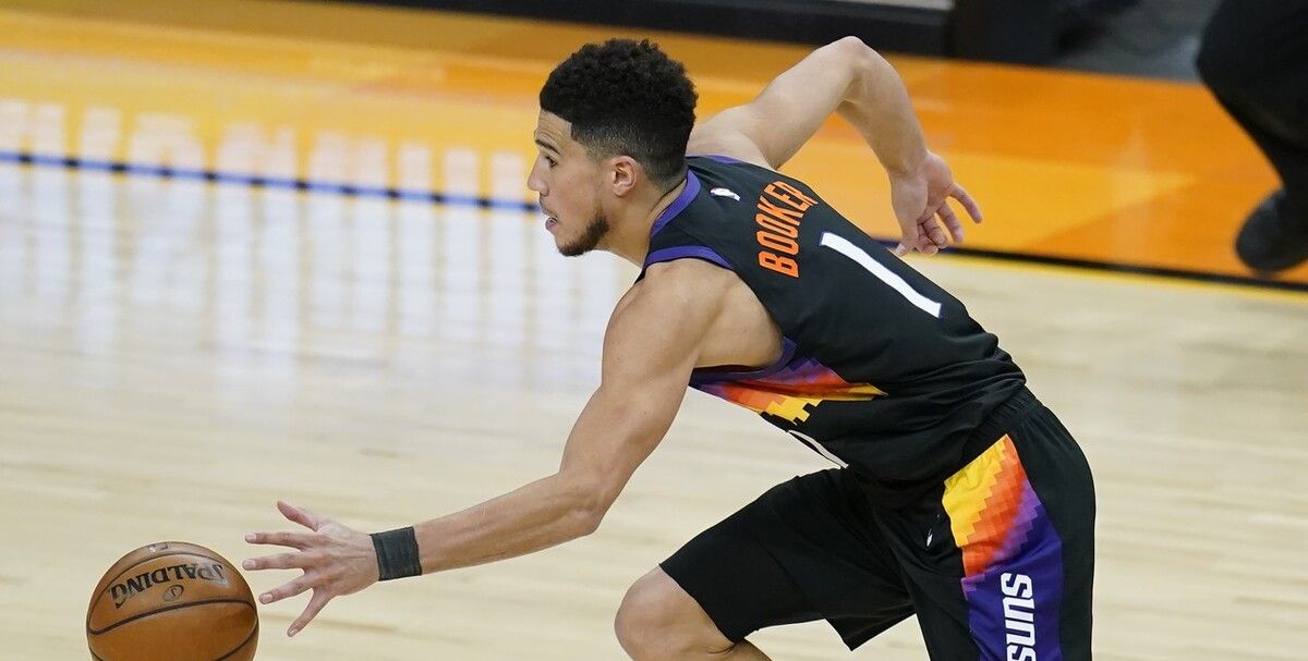 青岛队逆转湖人,布克点燃赛场 青岛队逆转湖人,布克点燃赛场