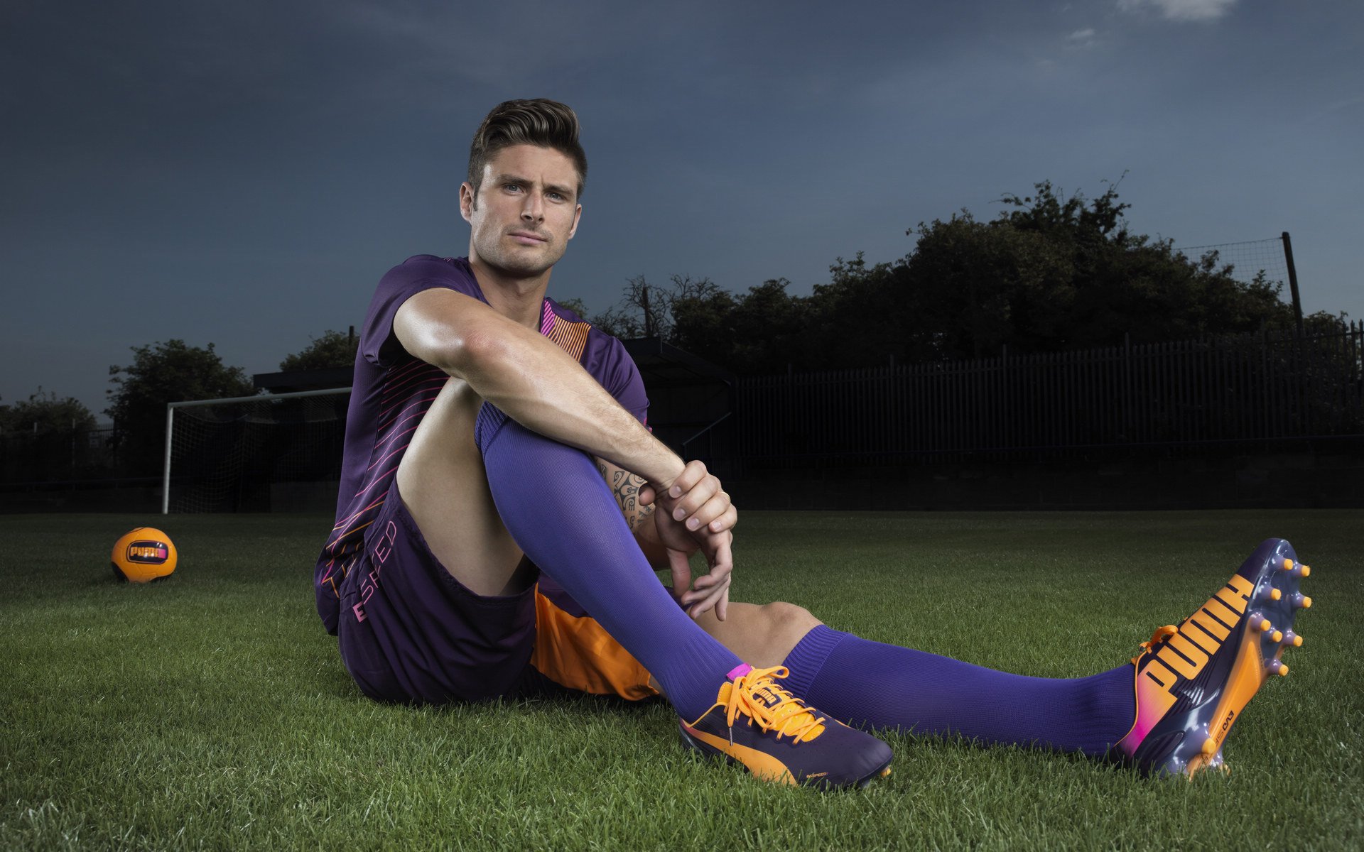 开云体育-星光坠落,他成为唯一站立的巨人