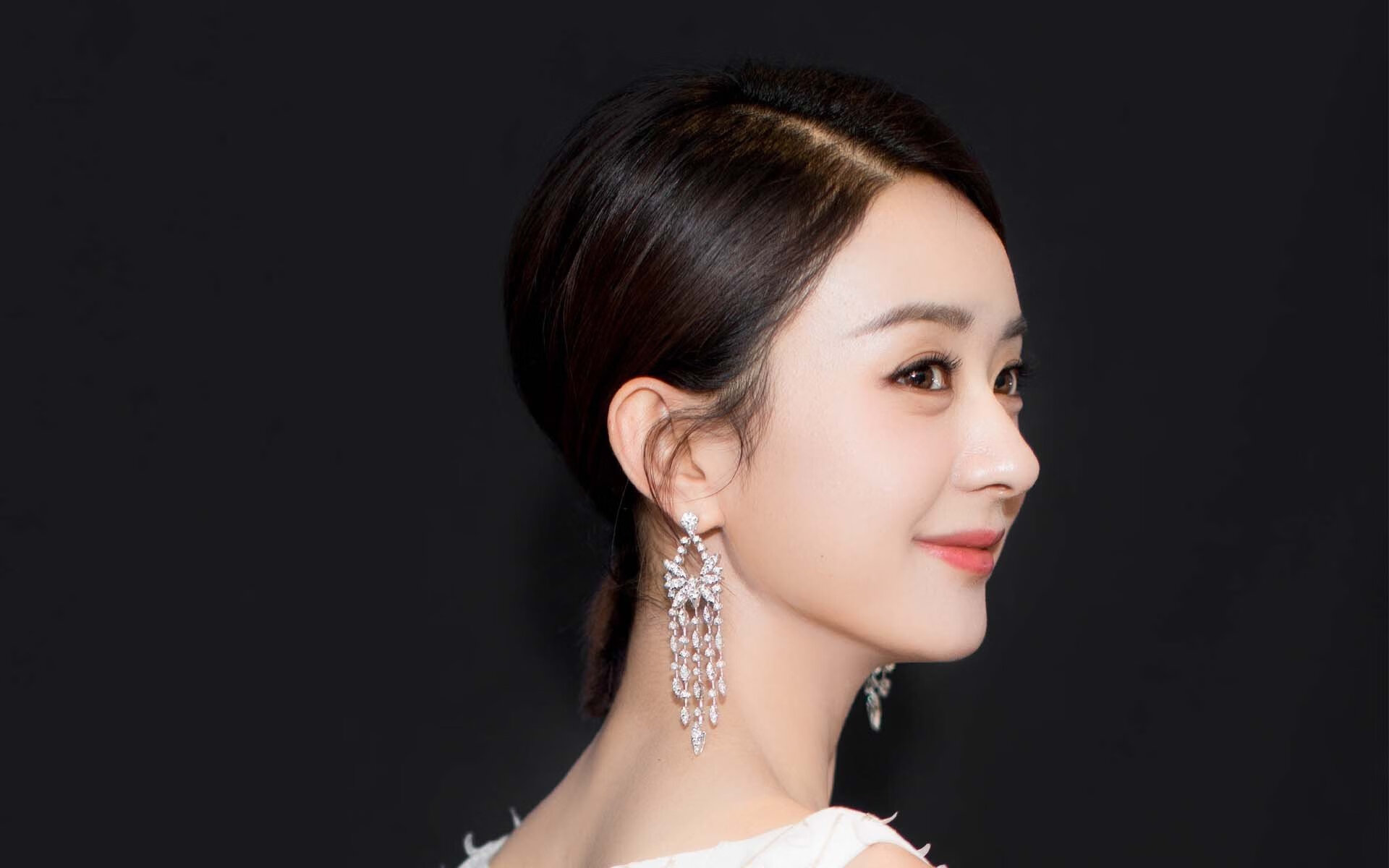 开云体育登录-英超争冠战火燃,猛龙加时奏凯歌,体育周末的双重奏鸣