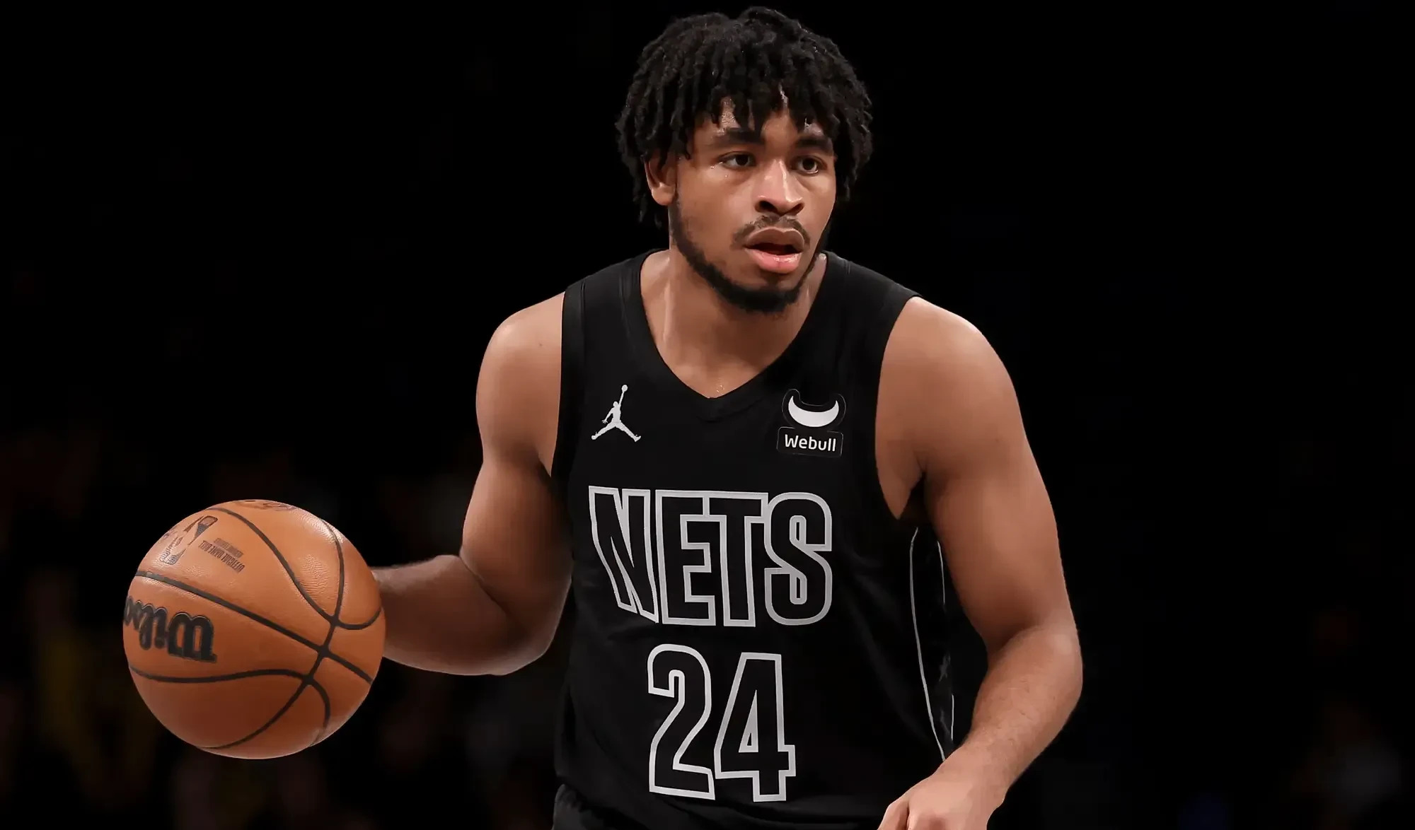 米切尔爆发，篮网压哨击败广东队