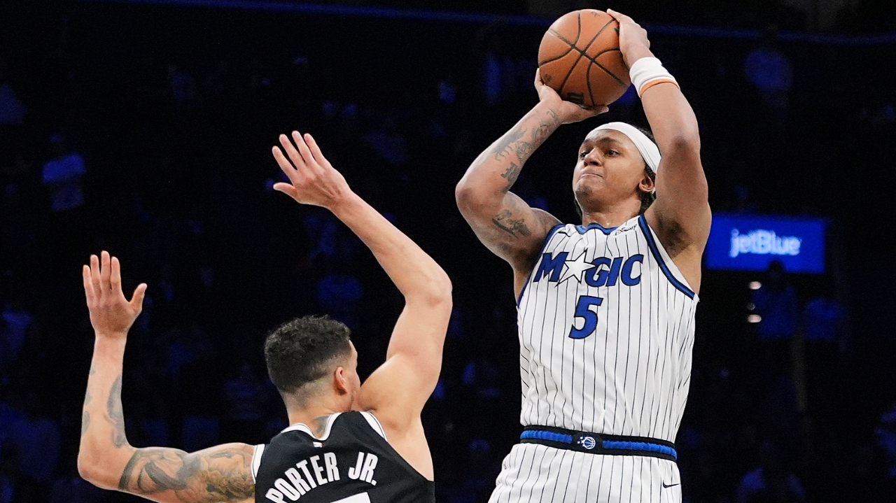 米切尔爆发，篮网压哨击败广东队